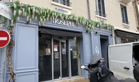 Une décoration fleurie pour la façade d'un boulangerie à Saint Cyr au Mont d'Or