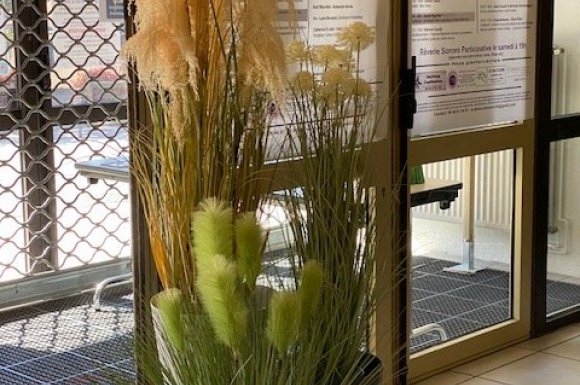 Décoration de votre stand d'exposant sur vos salons professionnels avec des plantes et fleurs artificielles