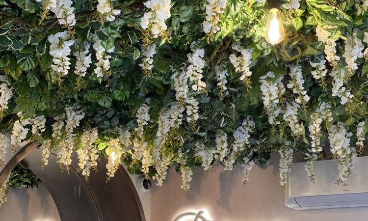 Un magnifique plafond végétal artificiel pour votre commerce