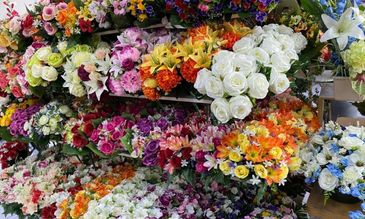 De nouvelles fleurs et compositions artificielles pour la Toussaint dans le Val de Saône