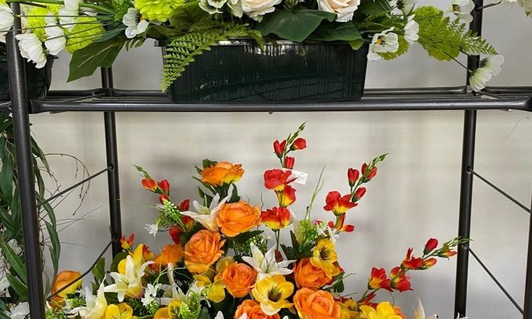 fleurir vos tombes pour la Toussaint avec des fleurs artificielles dans le Val de Saône