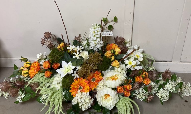 Fleurir vos tombes à l'approche de la Toussaint avec des fleurs et plantes artificielles à Rillieux la Pape