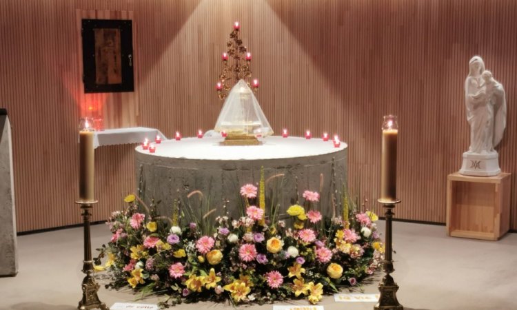 Décorer un lieux de culte avec des fleurs artificielles à Rillieux la Pape